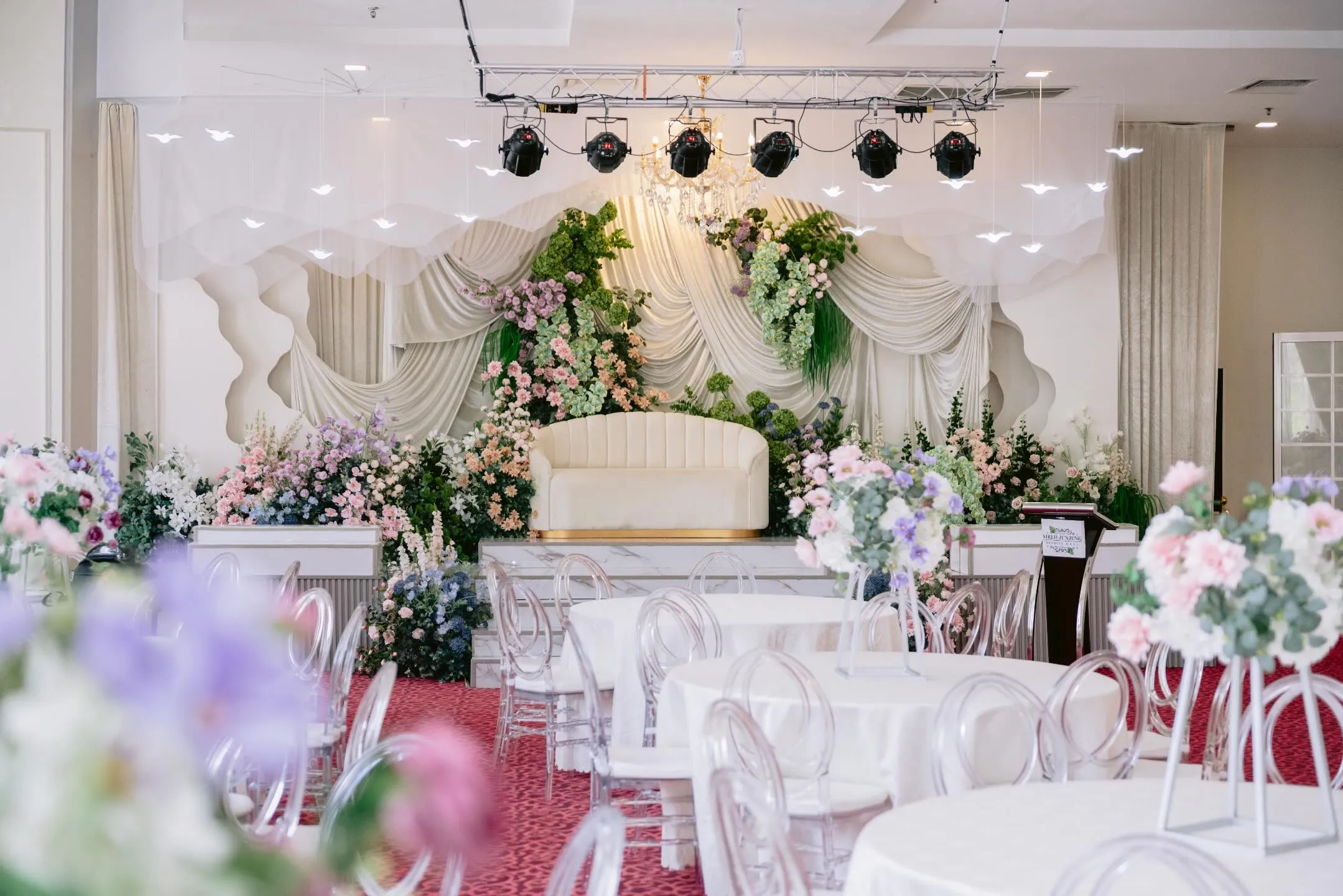 Pelamin dan dewan Sireh Junjung dihias untuk majlis persandingan